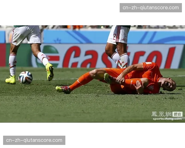 谢尔基禁区内倒地未获点球,曼城教练组集体表达不满 谢尔基禁区内倒地未获点球,曼城教练组集体表达不满